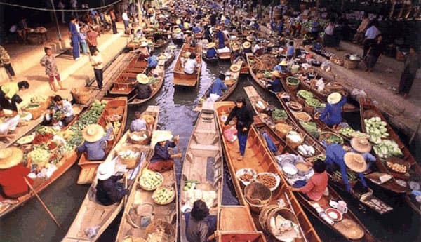 Damnoen Saduak Floating Market, an old floating market of Ratchaburi.