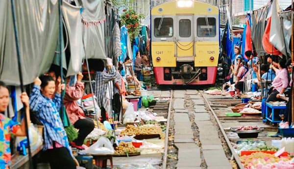 Maeklong Railway Market / Rom Hub Market
